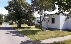 Ferienhäuschen Küstenwald bei Warnemünde, eigener Garten, Terrasse mit Strandkorb, 400m zum Strand